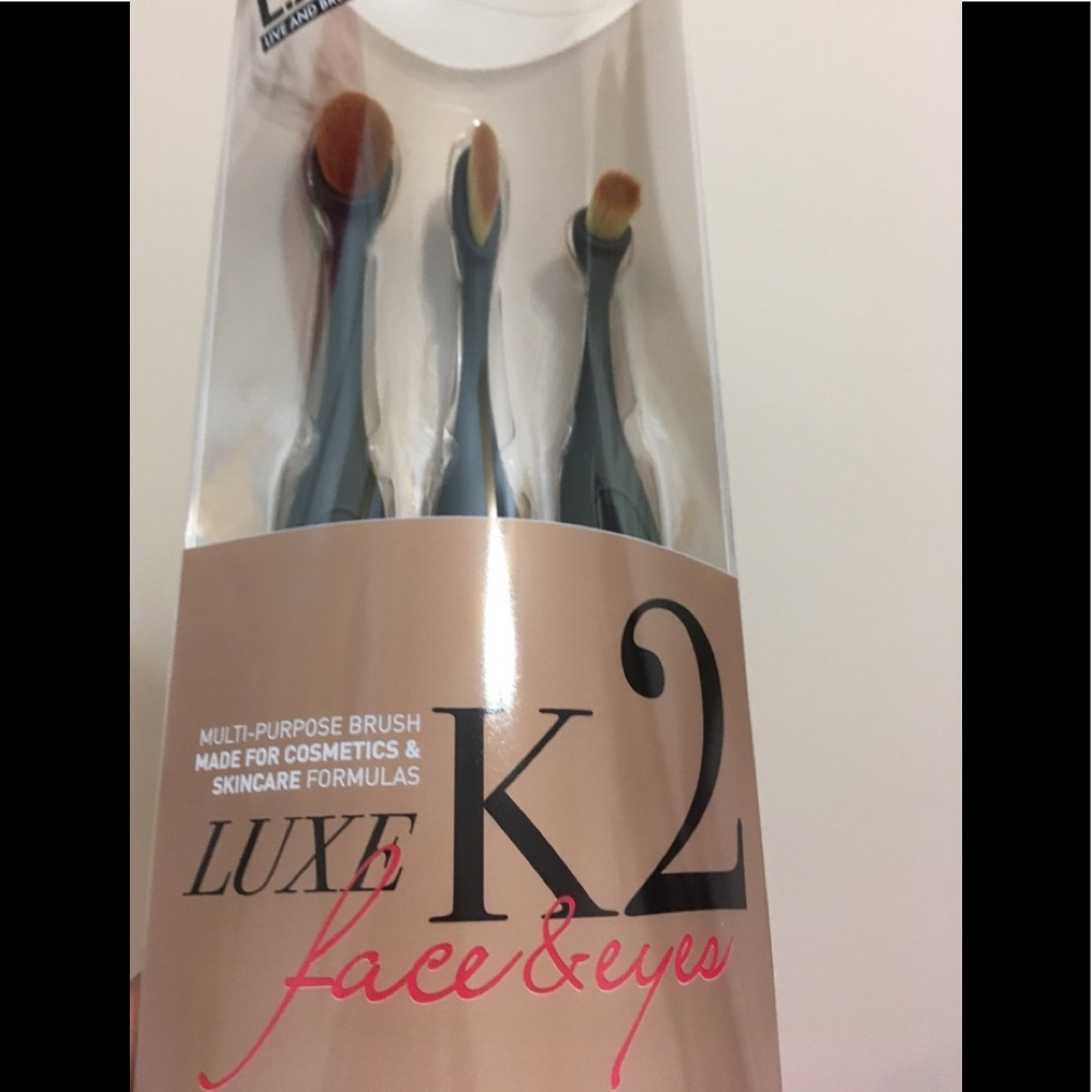 ๐ Luxe K2 L.A.B. 2 3 Makeup Brushes! ๐ฅ - Picture 5 of 7